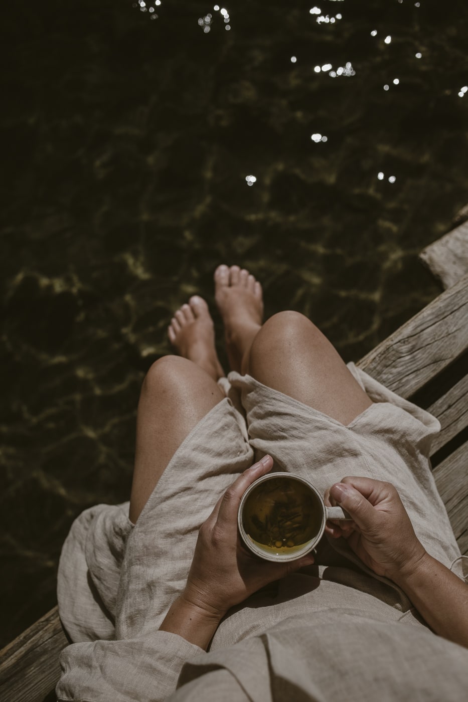 Frau mit Teetasse am Bergsee Schweiz